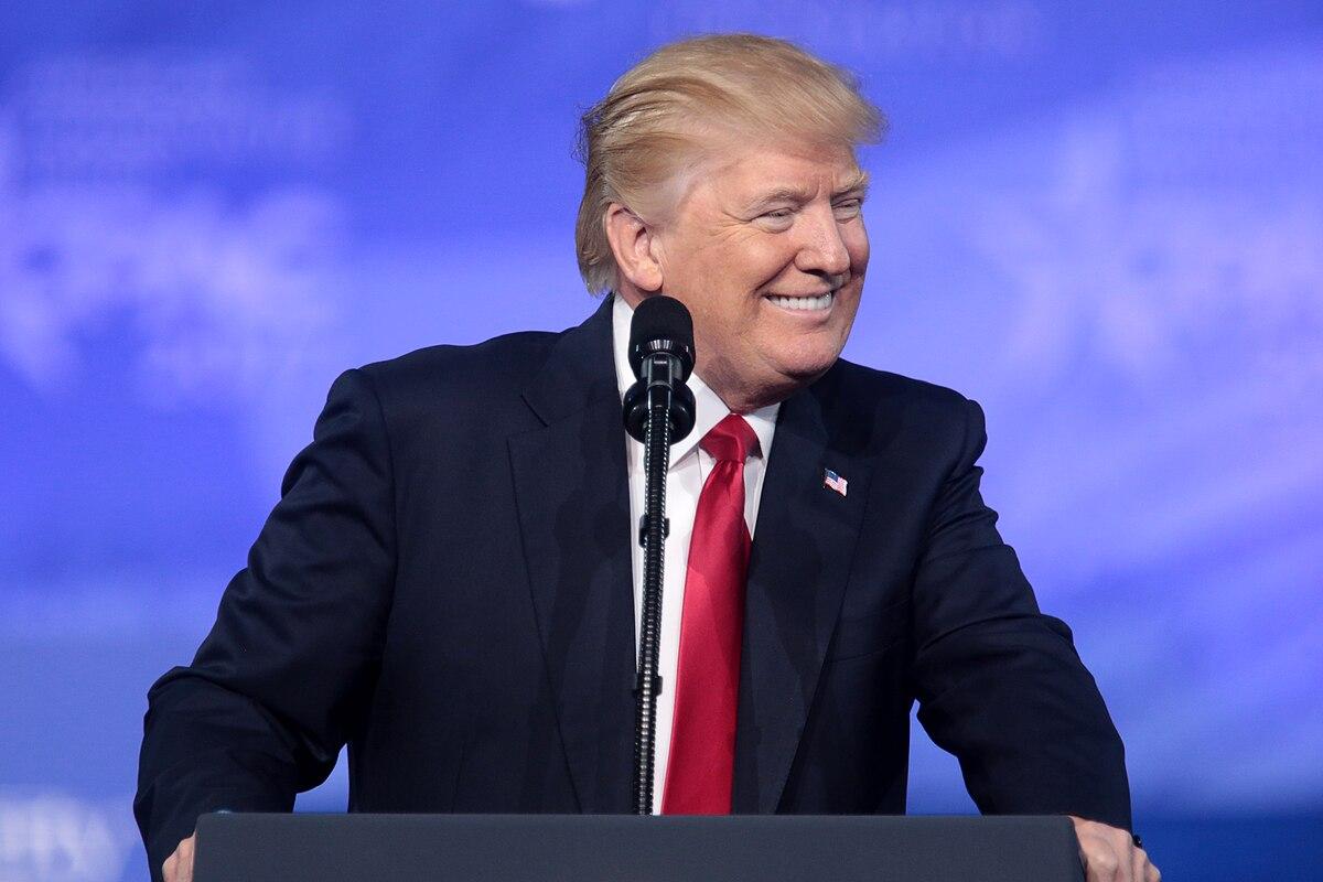 trump-y-hegseth-alzan-la-voz-en-mar-a-lago