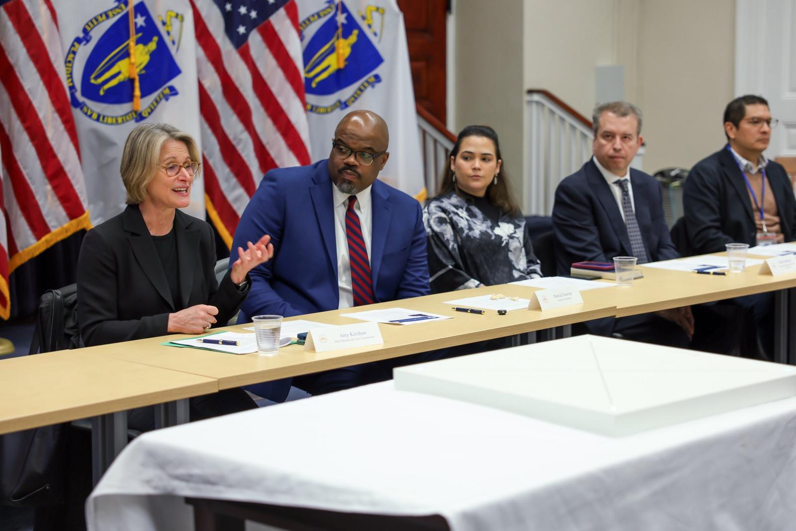Panel multicultural líderes educativos inversiones-educación-equitativa-Massachusetts State House presenta programas gratuitos todas comunidades