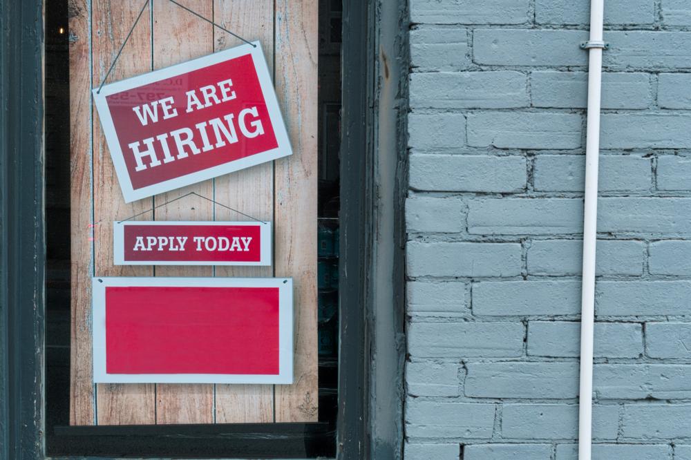 Estados Unidos crea 57.000 empleos y reduce el desempleo