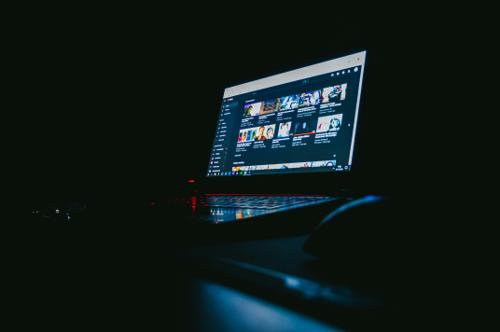 Televisión conectada desplaza al móvil como rey de YouTube