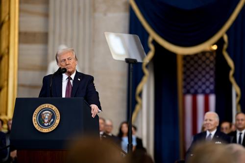 Trump demanda a tres estados por ayudas a migrantes