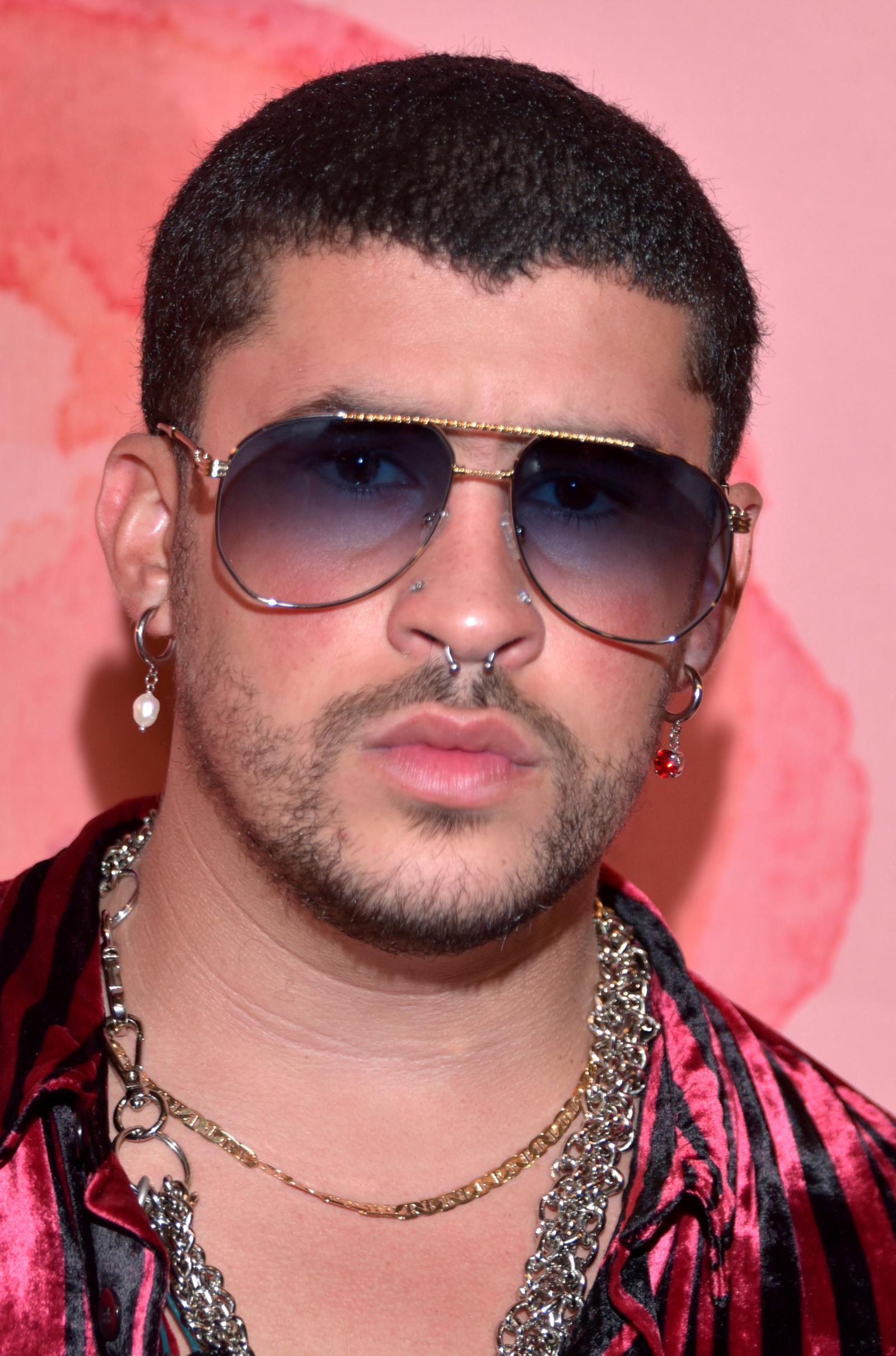 Bad Bunny Vuelve a Provocar la Ira de PETA por Uso de Gallinas