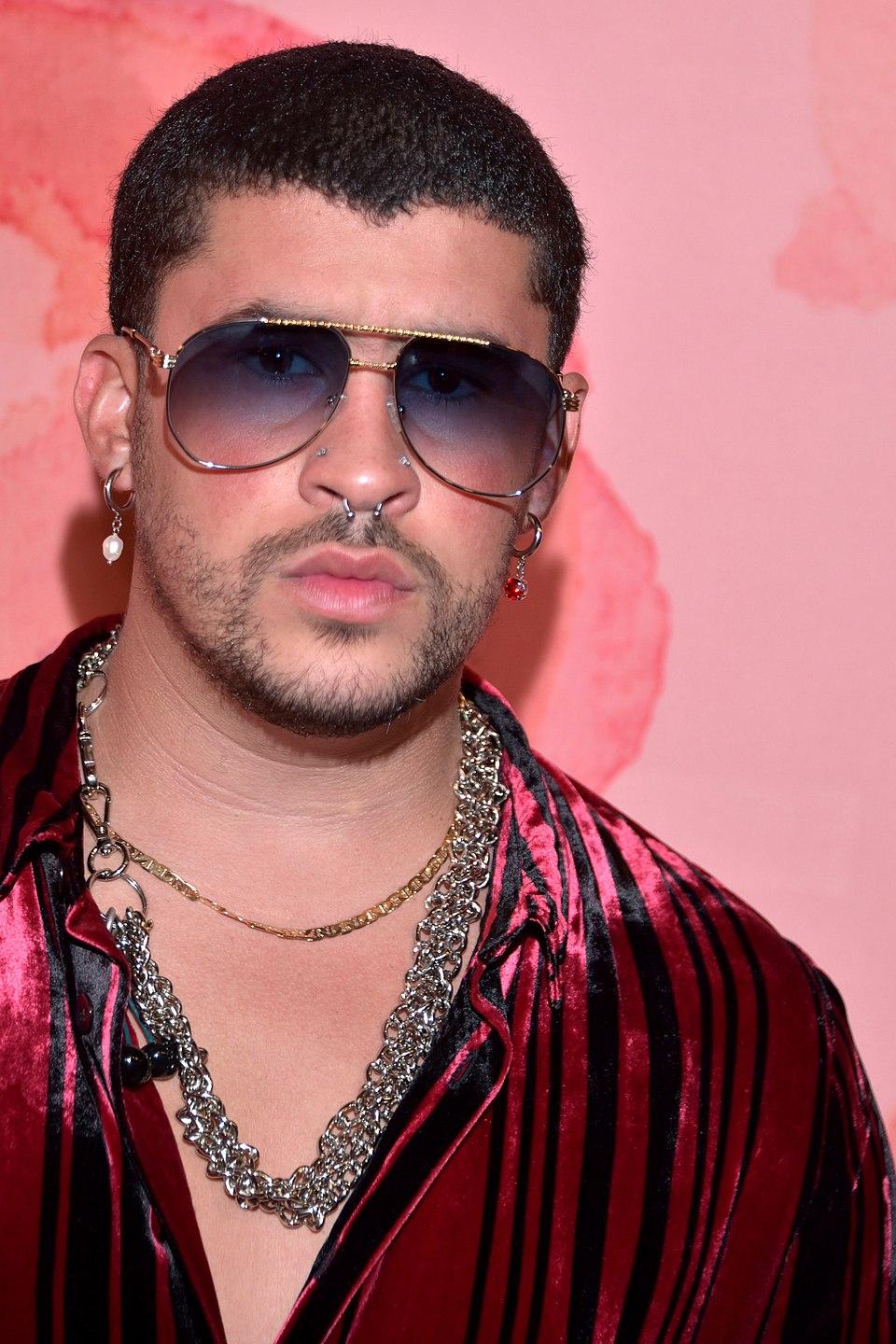 Universidad de Yale ofrece curso innovador sobre Bad Bunny