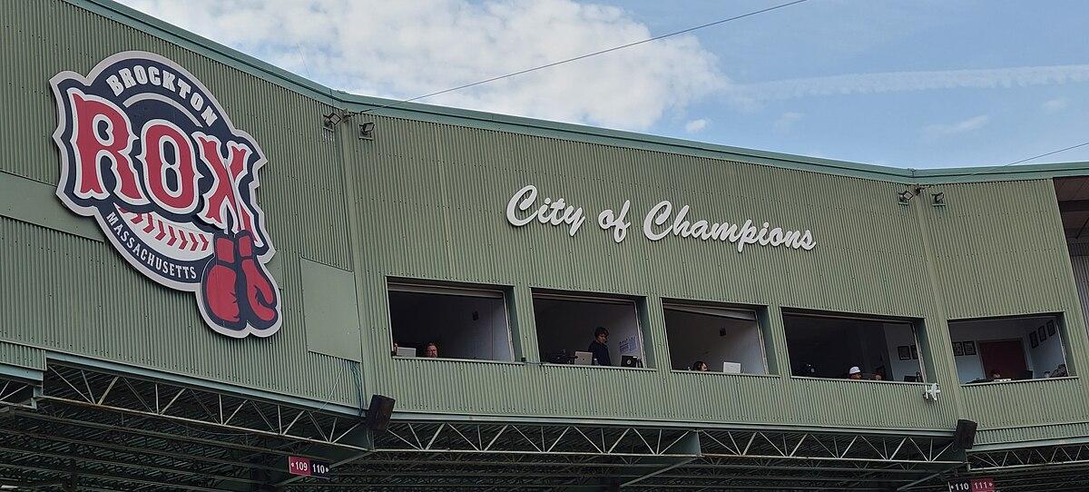 Brockton celebra a Doug Flutie en el Campanelli Stadium