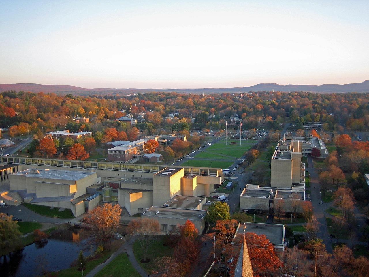 Incidentes en el "Blarney Blowout" de UMass Amherst: Arrestos y hospitalizaciones