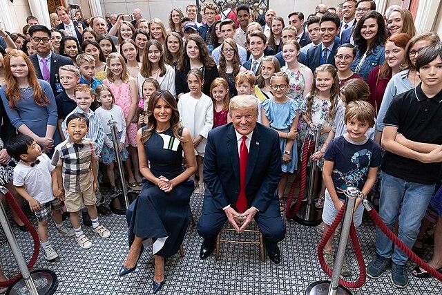 Melania Trump lanza desafío de IA para estudiantes en EE.UU.