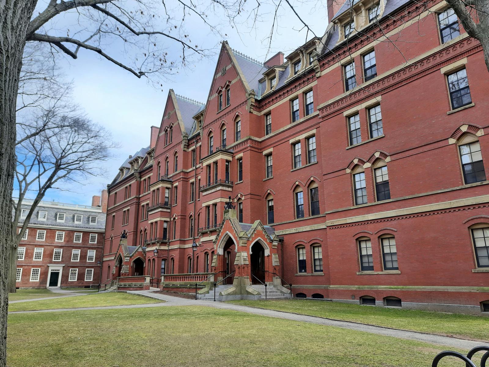 Harvard Pierde Fondos Por Resiste al Gobierno Federal