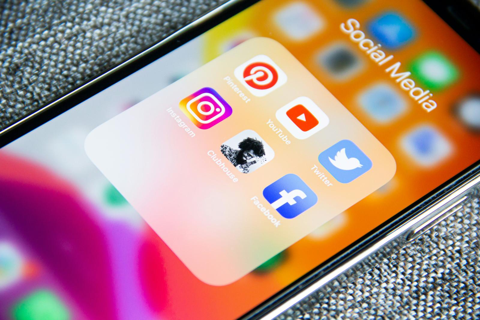 EE.UU. exige redes sociales públicas para visas estudiantiles