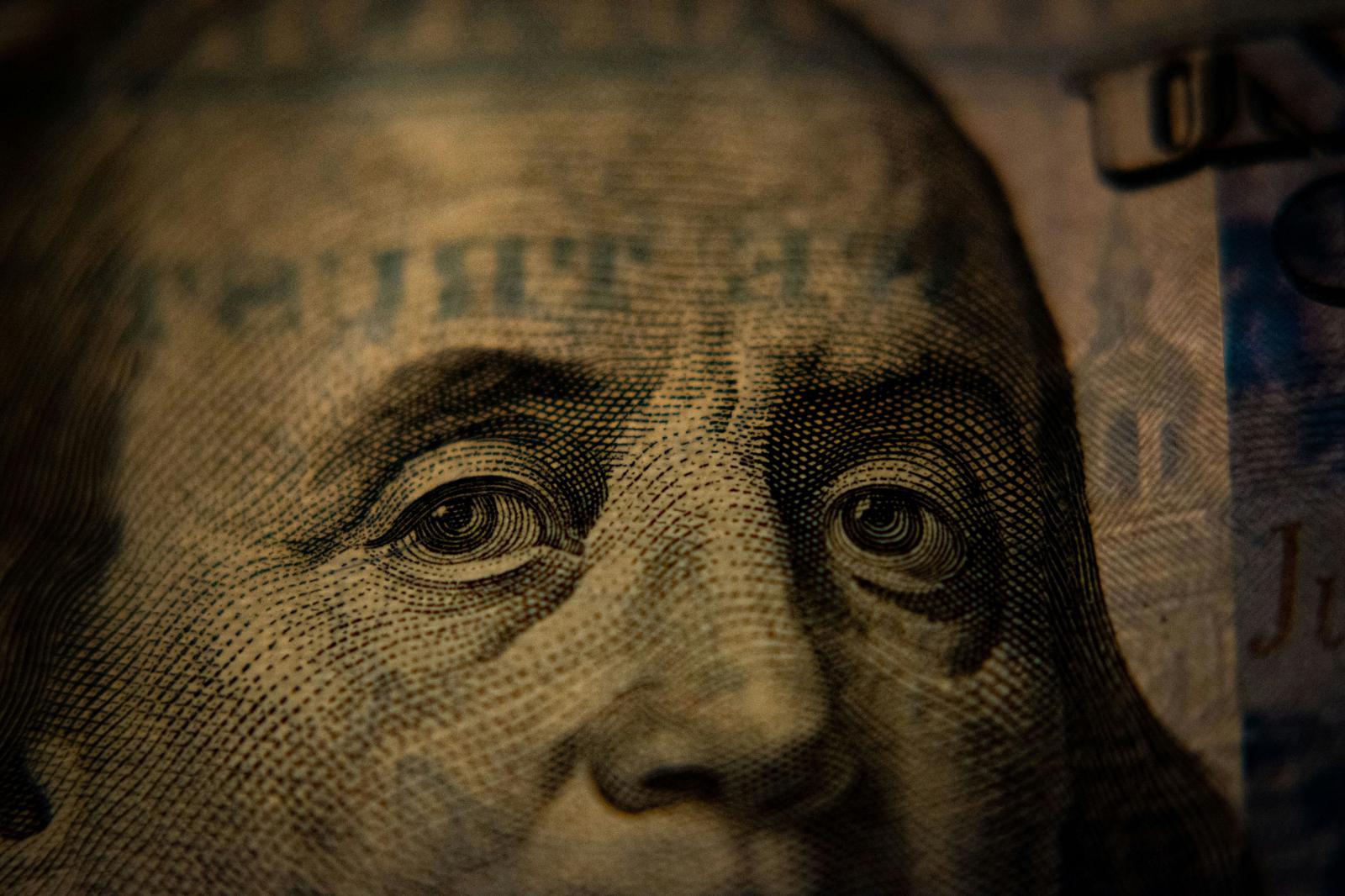 Economía: EE.UU. entre aranceles altos y un dólar debilitado