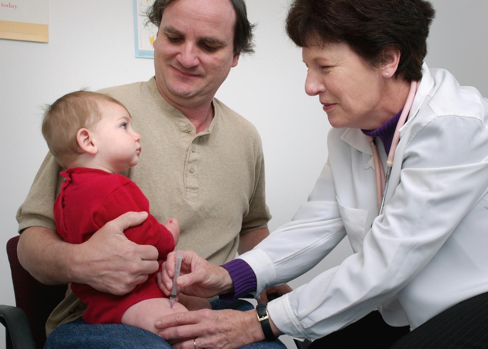 AAP actualiza esquema de vacunas: incluye COVID, gripe y RSV