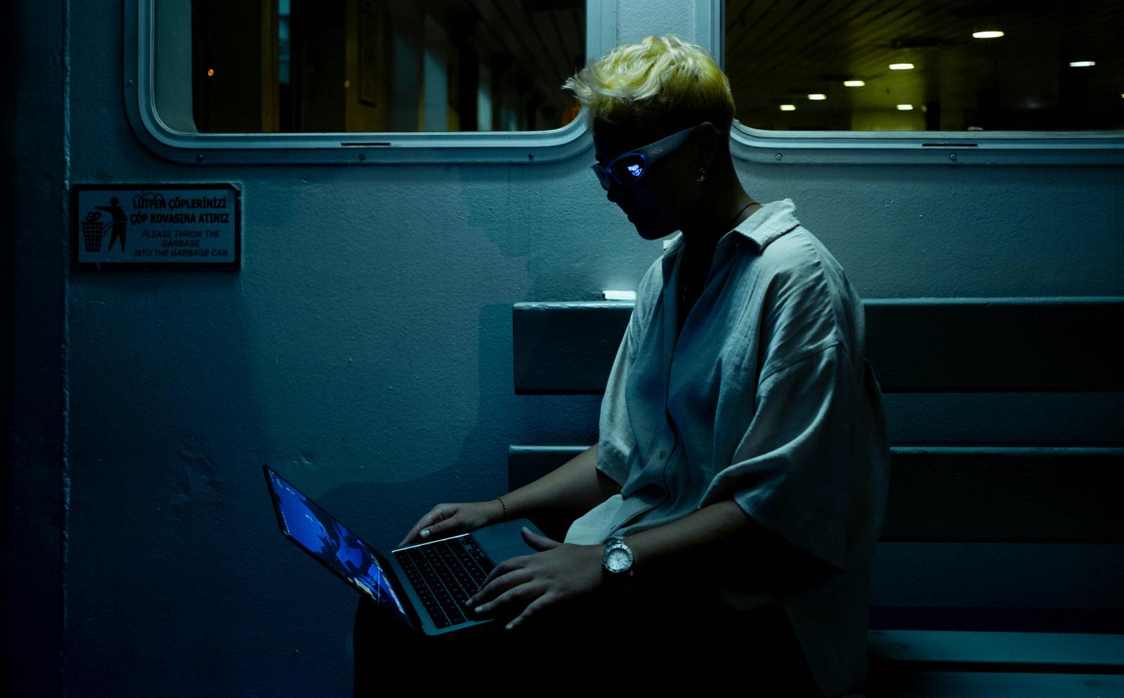 EE.UU. desmantela red internacional de estafadores digitales