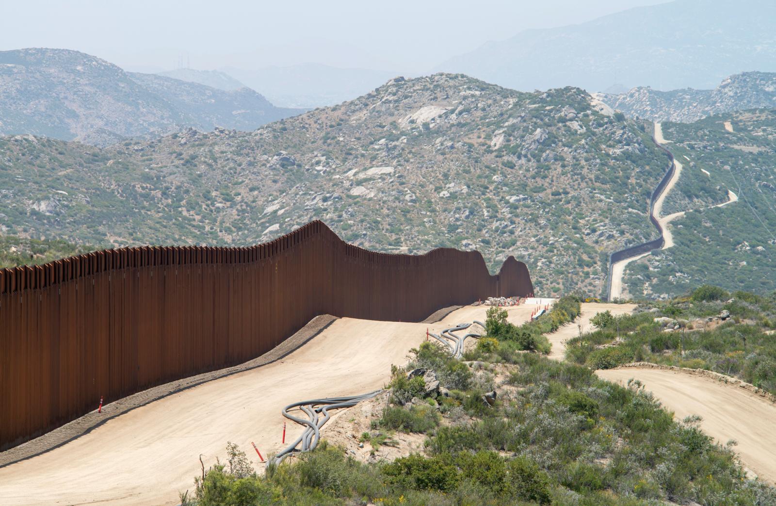 EE.UU. pintará de negro el muro fronterizo para frenar escaladas