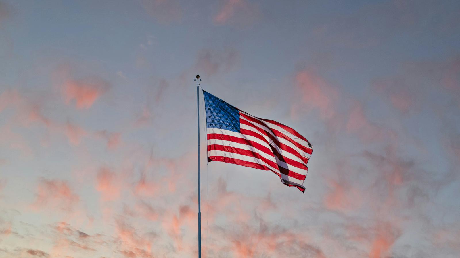 Trump ordena procesar a quienes quemen la bandera de EE.UU.