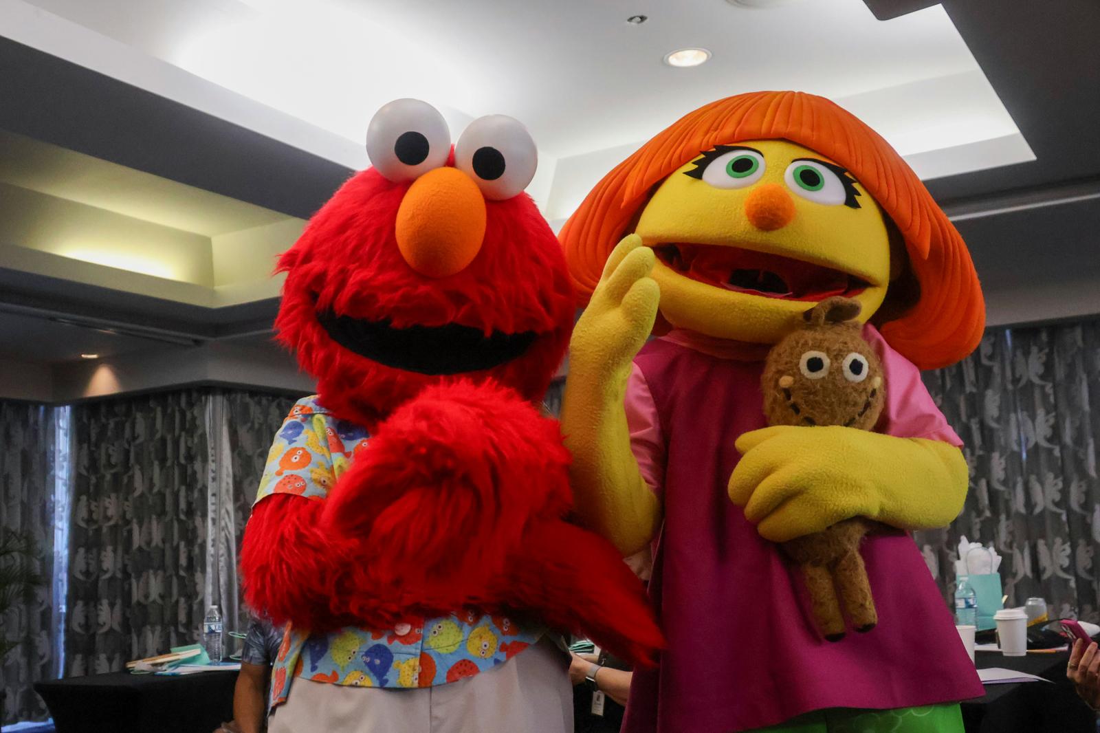 Elmo, víctima de hackeo con contenido conspirativo y antisemita