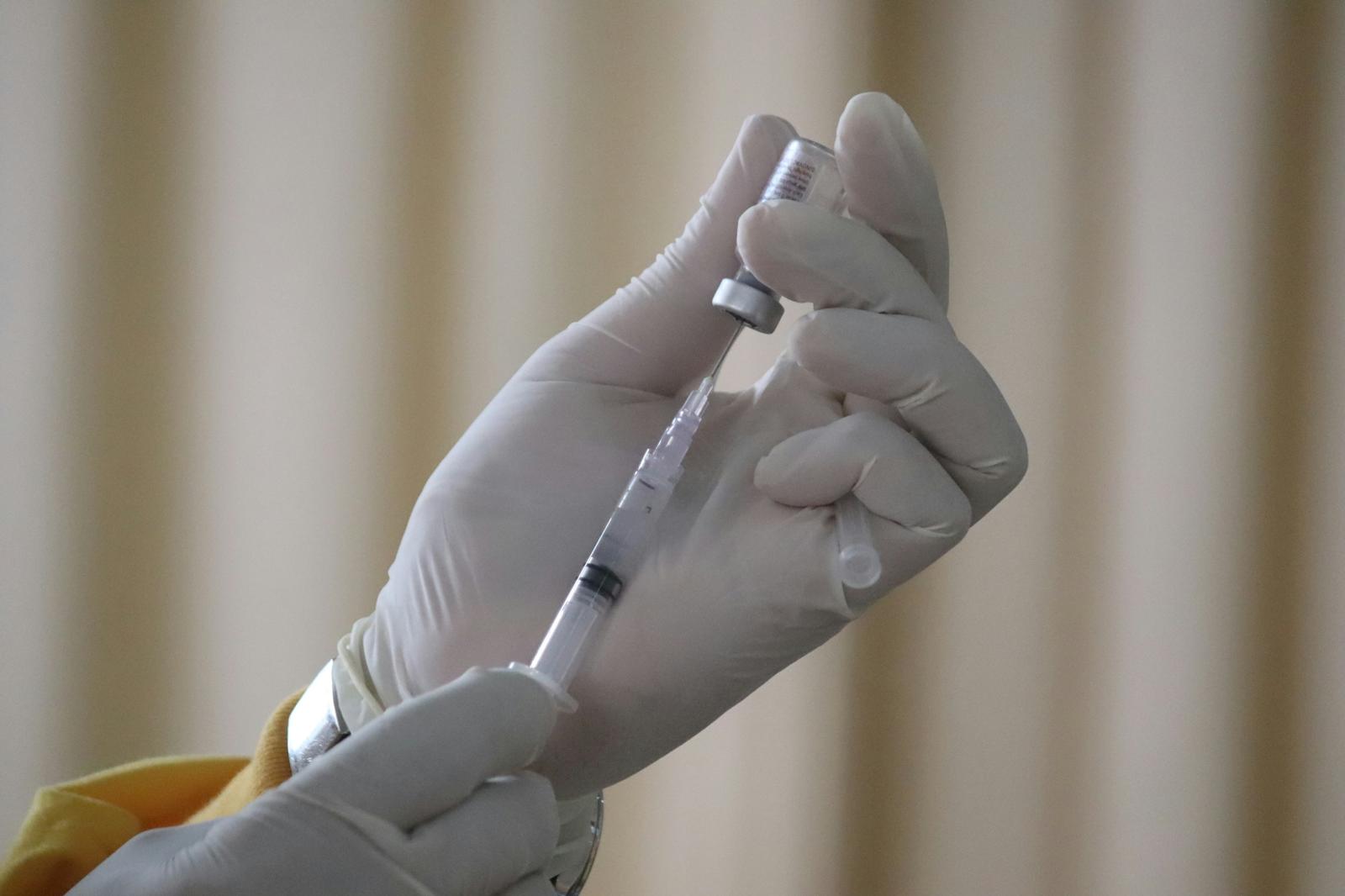 Vacunas COVID podrían ayudar a combatir tumores en cáncer