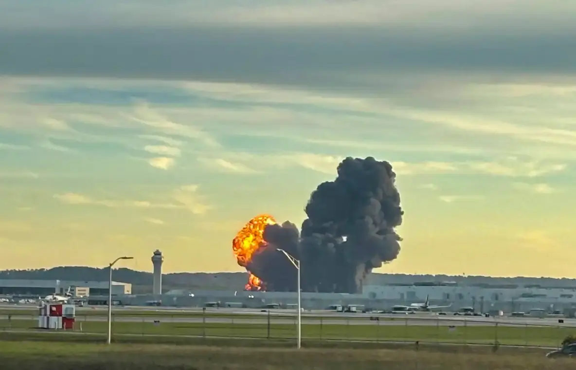 Accidente en Louisville: un avión de UPS se estrella y explota