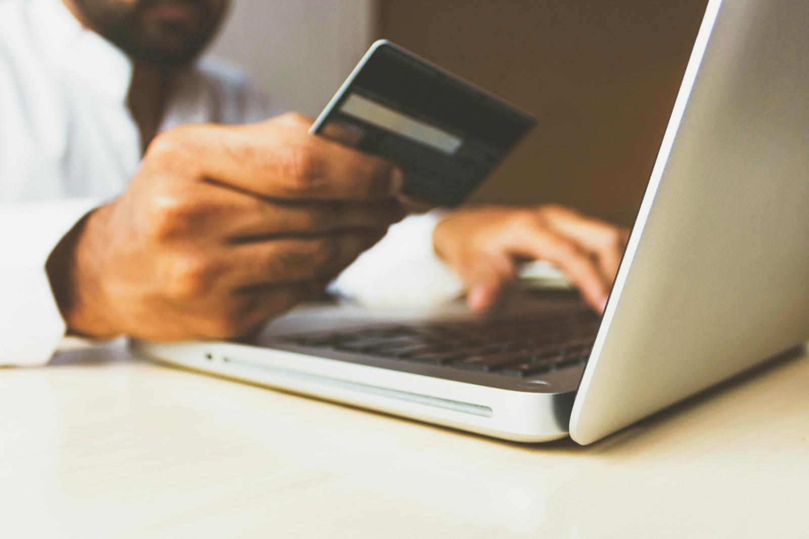 USCIS cambia a pagos digitales para trámites en papel