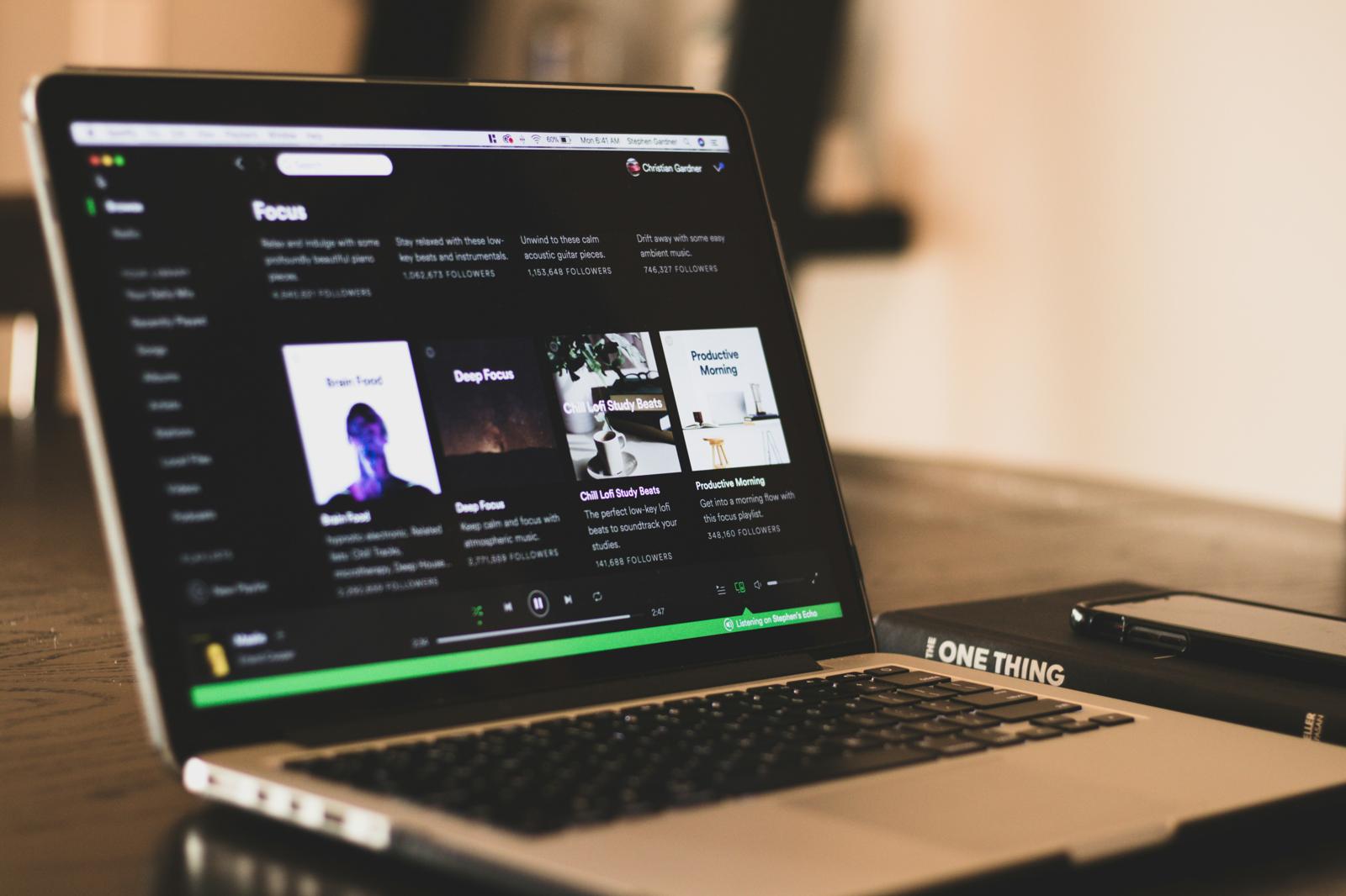 Usuarios critican a Spotify por campaña de ICE