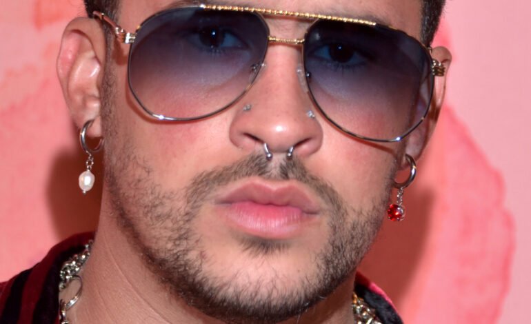 Bad Bunny Vuelve a Provocar la Ira de PETA por Uso de Gallinas