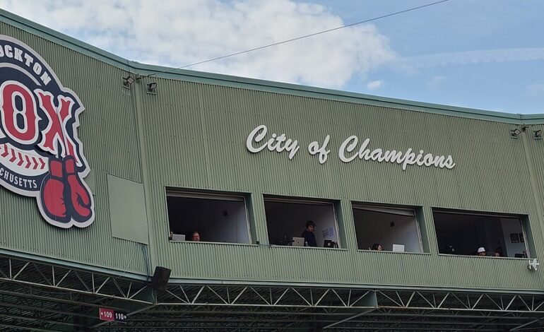 Brockton celebra a Doug Flutie en el Campanelli Stadium