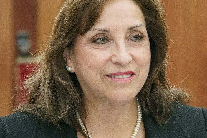 Presidenta de Perú queda fuera del poder tras rechazo ciudadano
