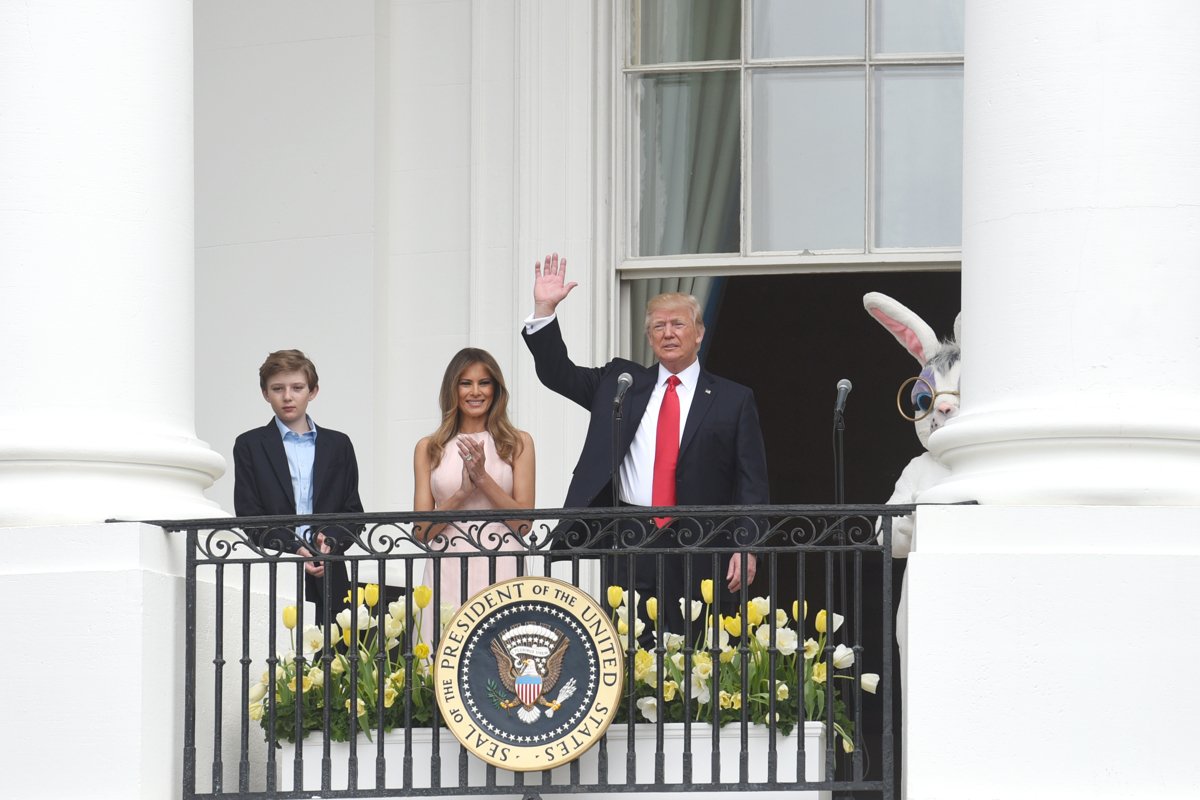 Miles exigen que Trump inicie deportaciones con su propia familia