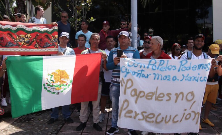 Cientos de migrantes marchan en México en busca de documentos