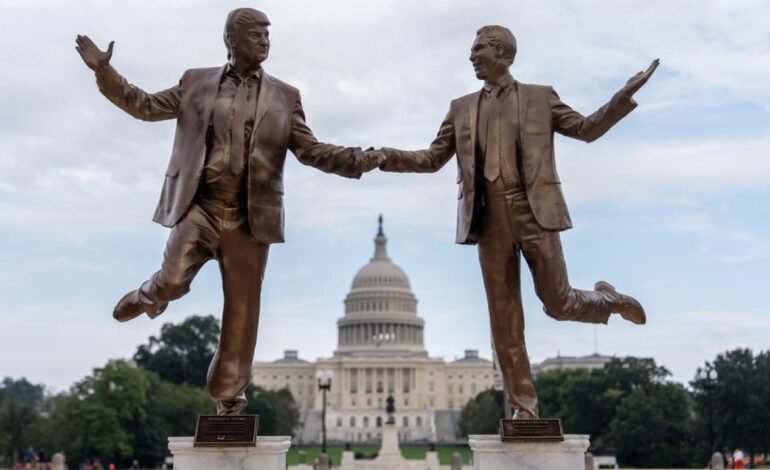 Aparece estatua de Trump y Epstein en el Mall de Washington
