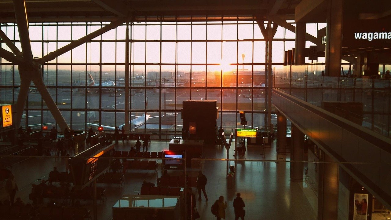 Heathrow Aeropuerto Cierra por un Incendio que Afecta a Miles de Viajeros