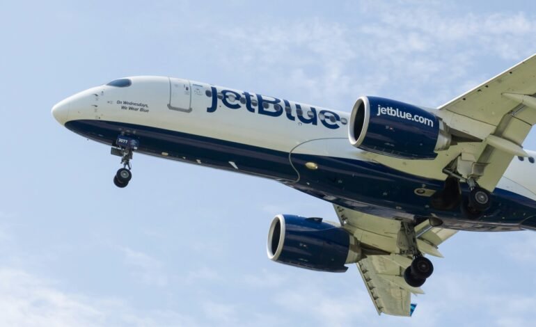 JetBlue: Avión se Sale de Pista al Aterrizar en Boston.