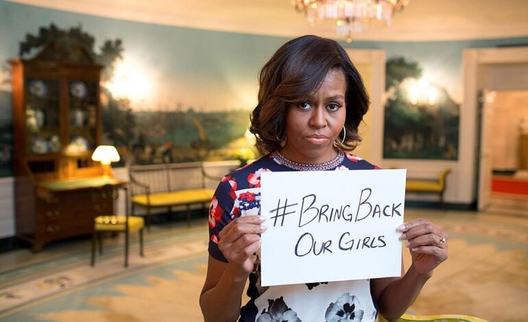 Michelle Obama estrena libro “The Look” y podcast LIVE