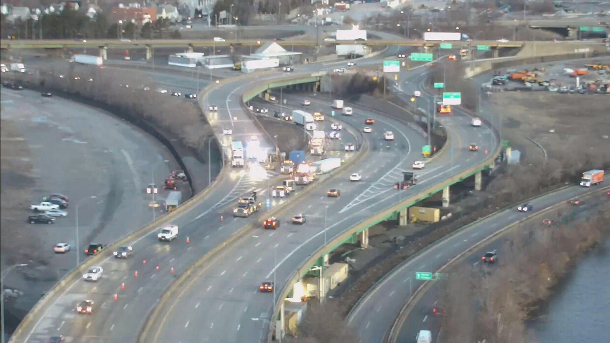 Accidente en Massachusetts Turnpike paraliza el tráfico.