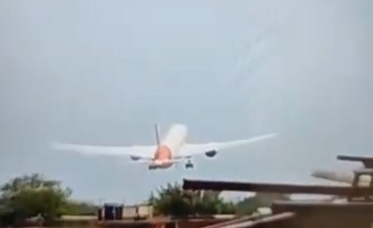 Tragedia aérea: Avión de Air India se estrella al despegar
