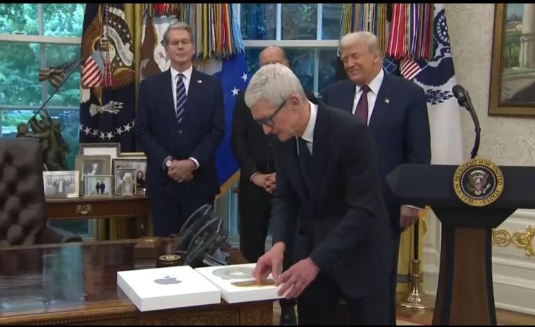 Apple obsequia a Trump una placa exclusiva en base de oro 24K