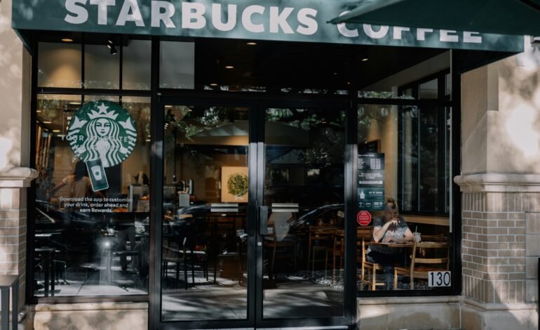 Migrante denuncia mensaje xenófobo en su vaso de Starbucks
