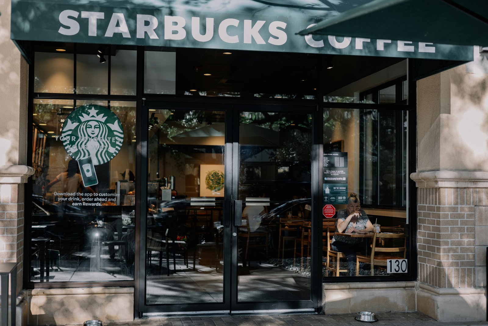 Migrante denuncia mensaje xenófobo en su vaso de Starbucks