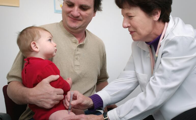 AAP actualiza esquema de vacunas: incluye COVID, gripe y RSV