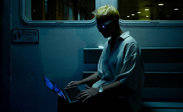 EE.UU. desmantela red internacional de estafadores digitales