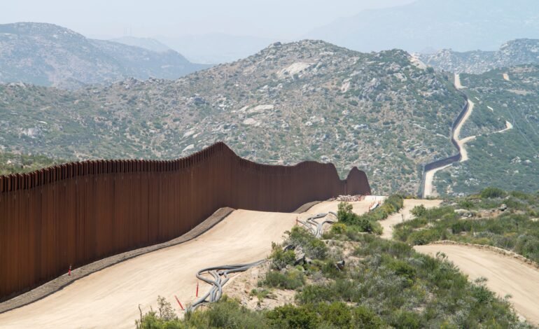 EE.UU. pintará de negro el muro fronterizo para frenar escaladas