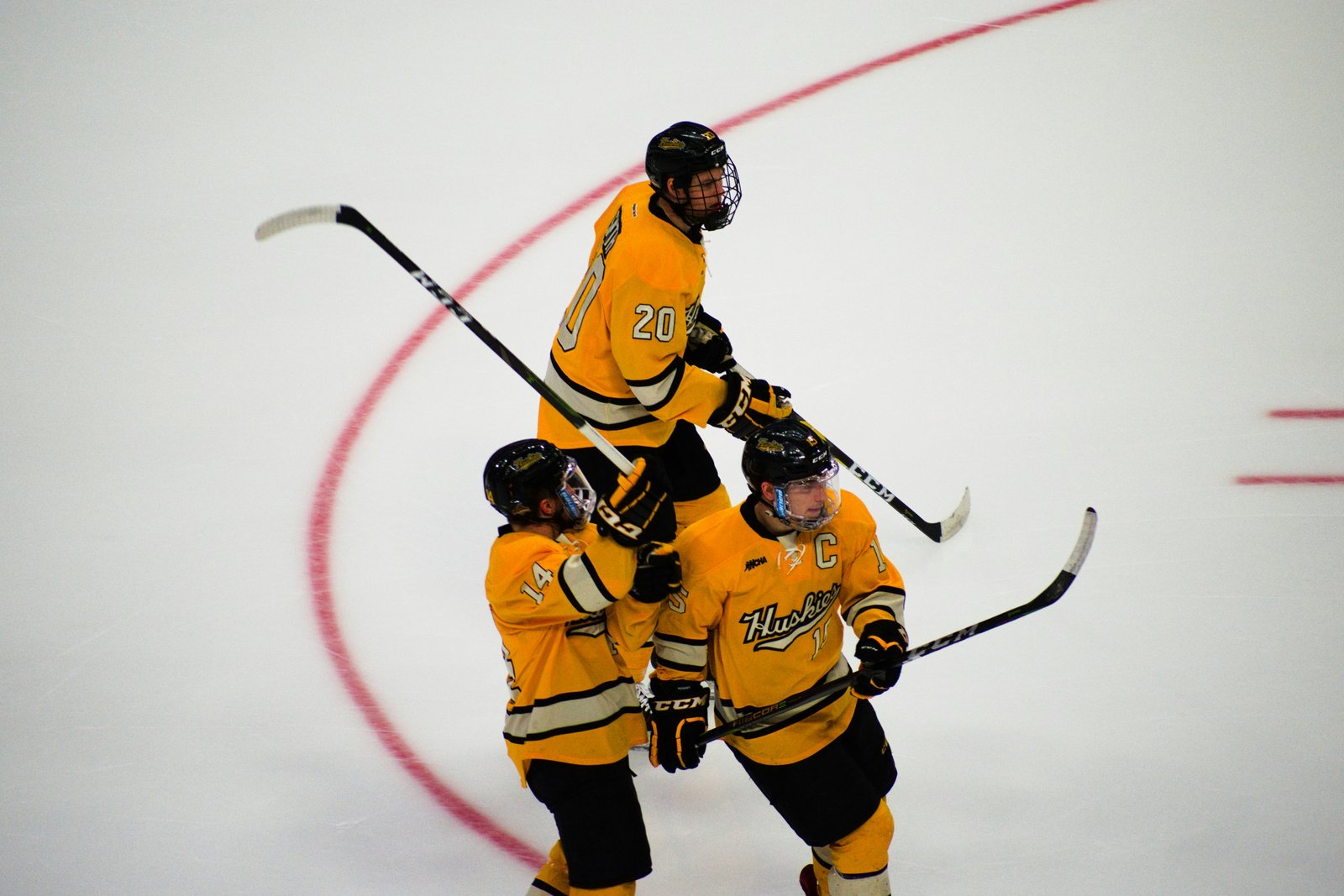 Boston Bruins inician temporada con cambios y homenaje a Chara