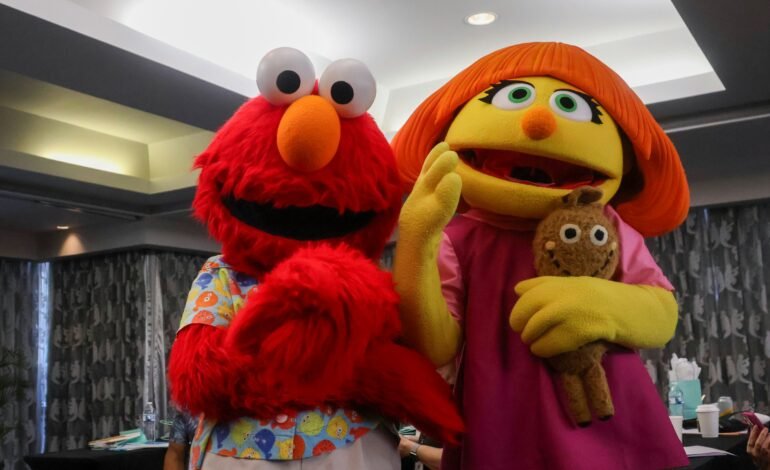 Elmo, víctima de hackeo con contenido conspirativo y antisemita