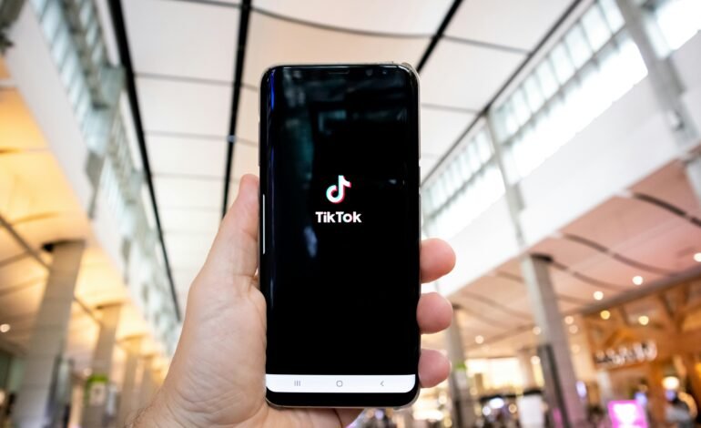 “Me deben una”: Trump habla a jóvenes en TikTok tras salvar app