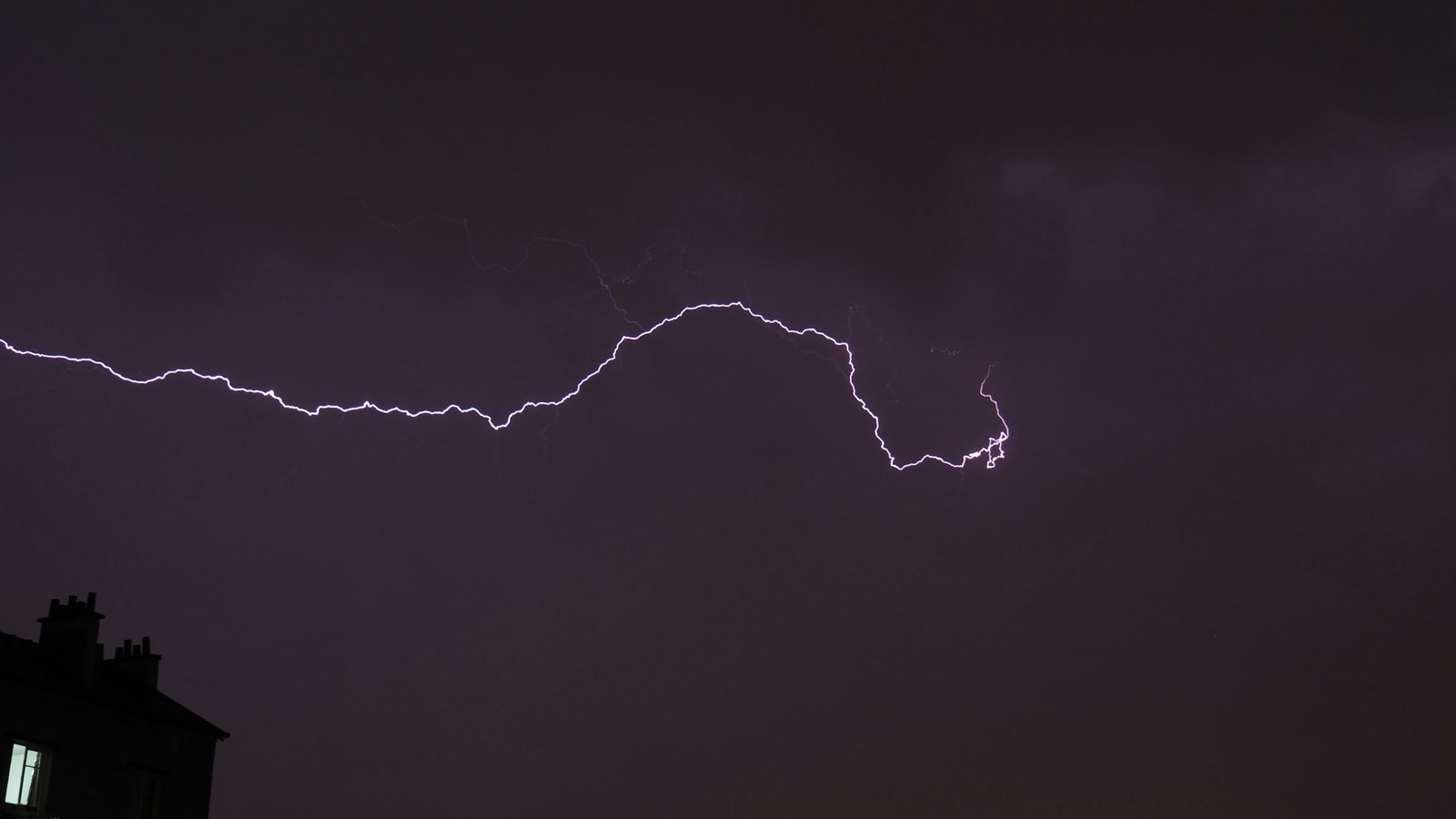 Sismos en Sudamérica mientras tormenta Humberto se intensifica