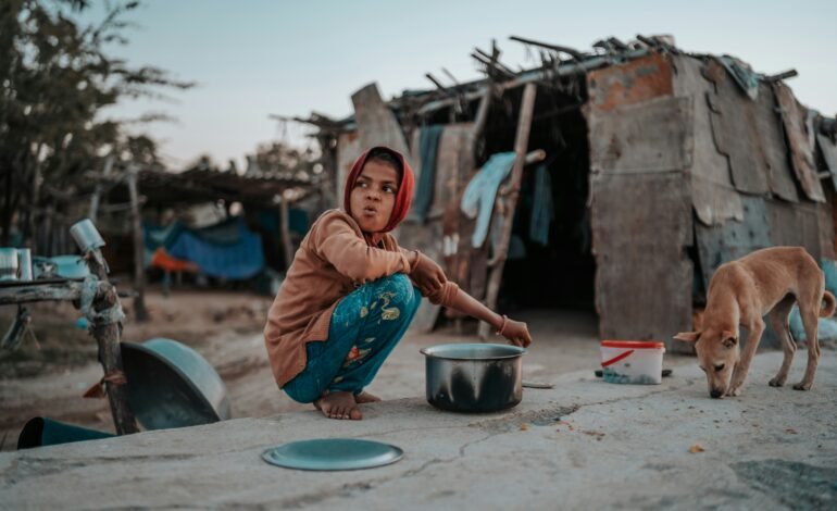 Gaza recibe ayuda alimentaria mientras los ataques continúan