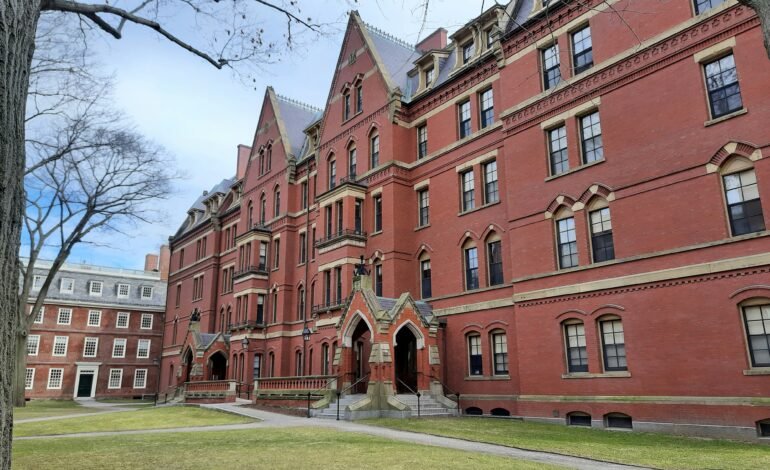 Trump acusa a Harvard de violar derechos de estudiantes judíos